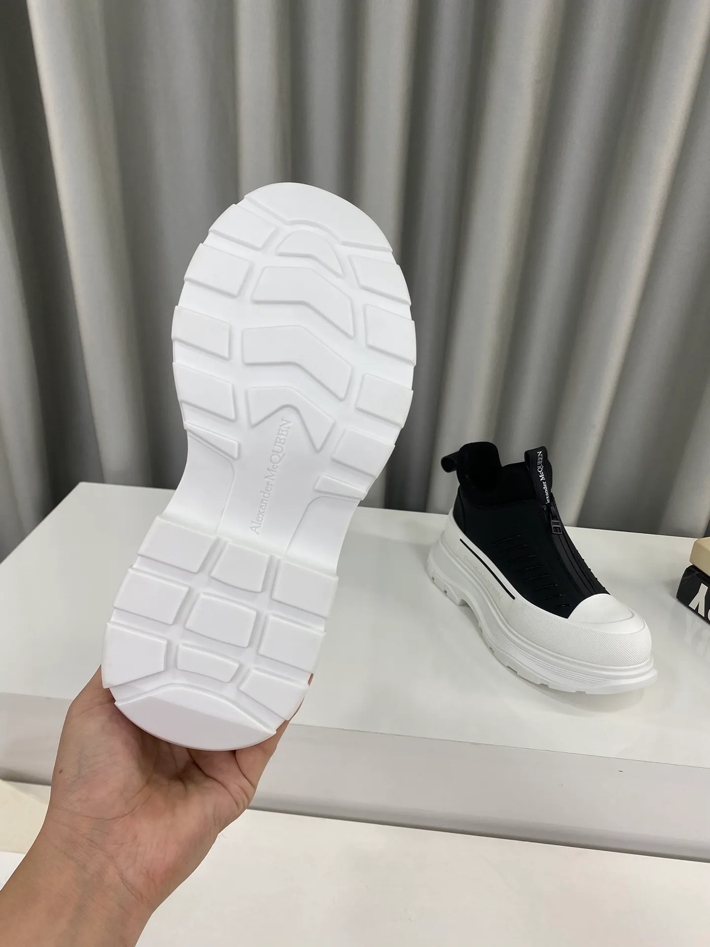 👟👟Ex-factory price 660👟👟Men's size +10 🔺Mc Queen 🔺Alexander McQueen's latest model, thick-soled front zipper dad shoes🌈 The designer has a bold idea and combines the trend of the times with the perfect design. It is super comfortable and versatile, with a new dad-style design and a multi-craft spliced ​​outsole. It is perfect. Many celebrities and Internet celebrities endorse it. 🔥Material: Original custom-made first-layer cowhide for the upper. Inside: Cali sheepskin feet. Outsole: Original TPU multi-layer combination outsole, •┈┈┈┈┈┈★┈┈┈┈┈┈┈• Size: Women’s 35～39 (34, 40, customization is non-returnable) Men’s 39～44 (38, 45, customization is not returnable) Full set of counter original packaging